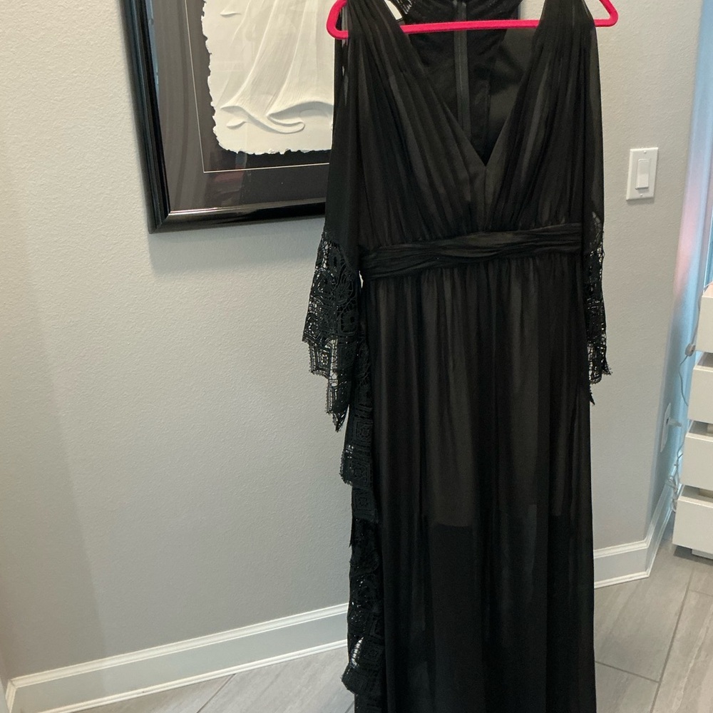 Badgley  Mischka elegant  Black Lace gown.